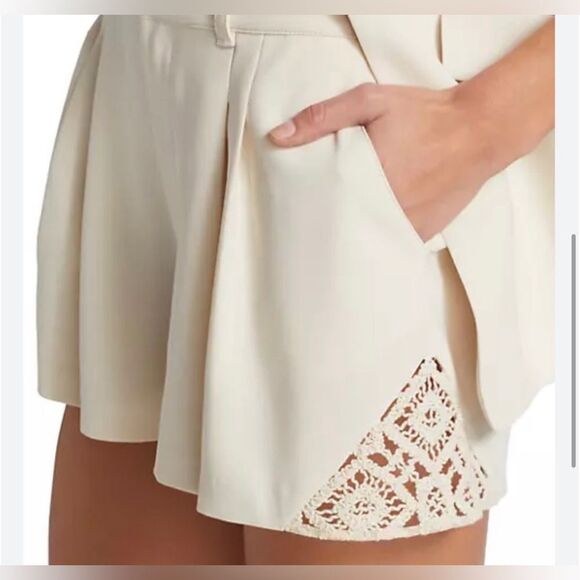 Cinq à Sept NWT Corinna Crochet Lace Shorts in Light Plaster size 14 - Picture 4 of 12